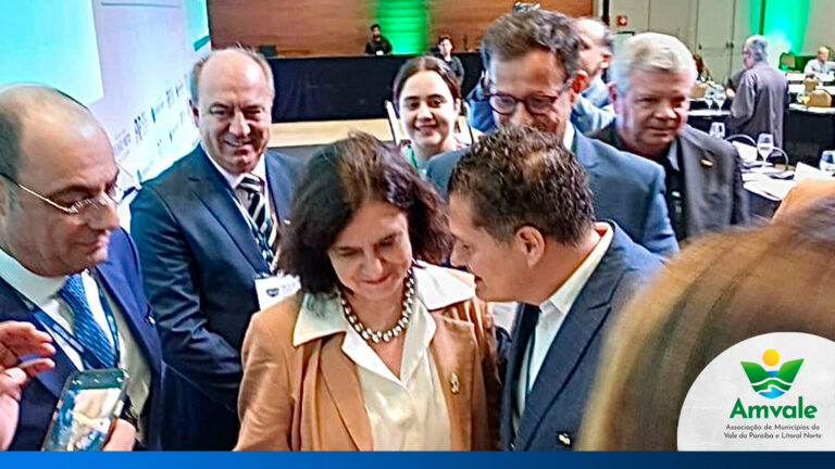 Leia mais sobre o artigo Com trajetória de redução em repasses federais AMVALE entrega a Ministra da Saúde estudo com os impactos na gestão fiscal municipal