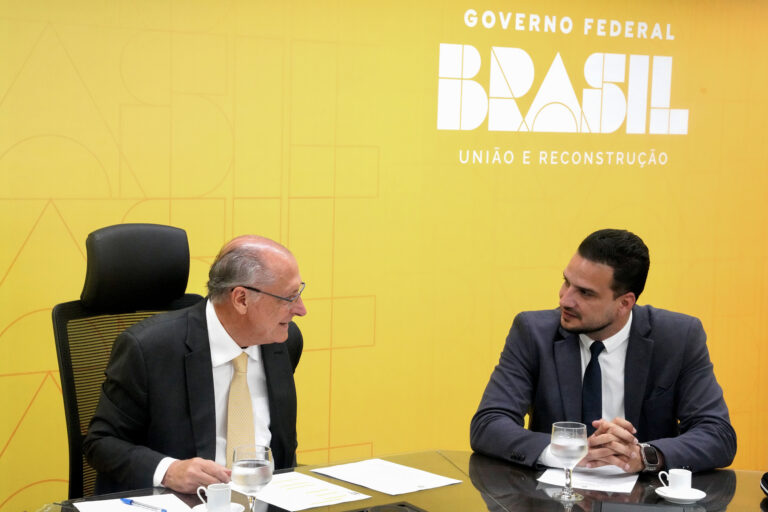 Leia mais sobre o artigo Prefeitos da AMVALE se reúnem com o Vice-Presidente Geraldo Alckmin em Brasília